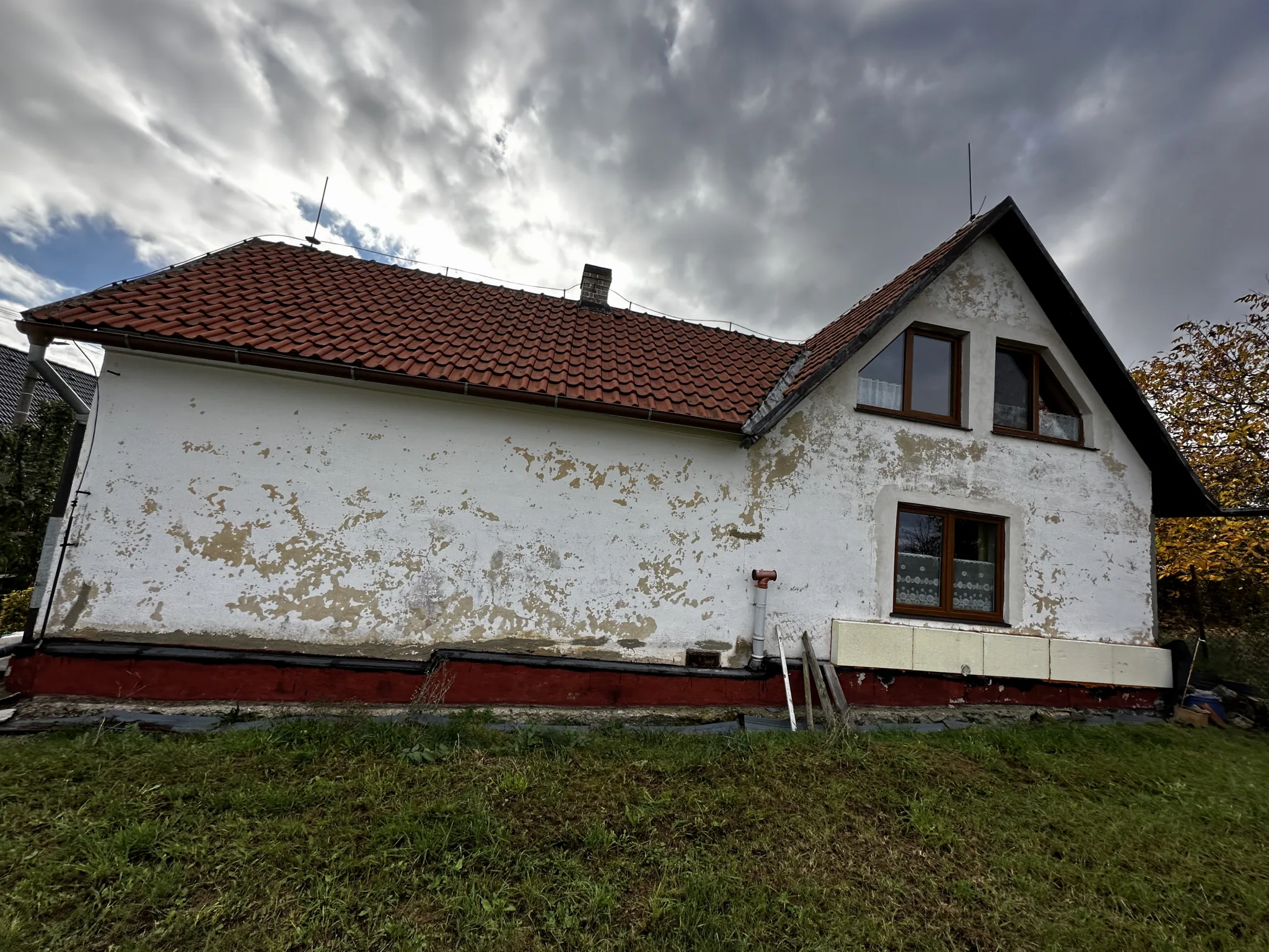 Rodinný dům II — původní opadaná fasáda