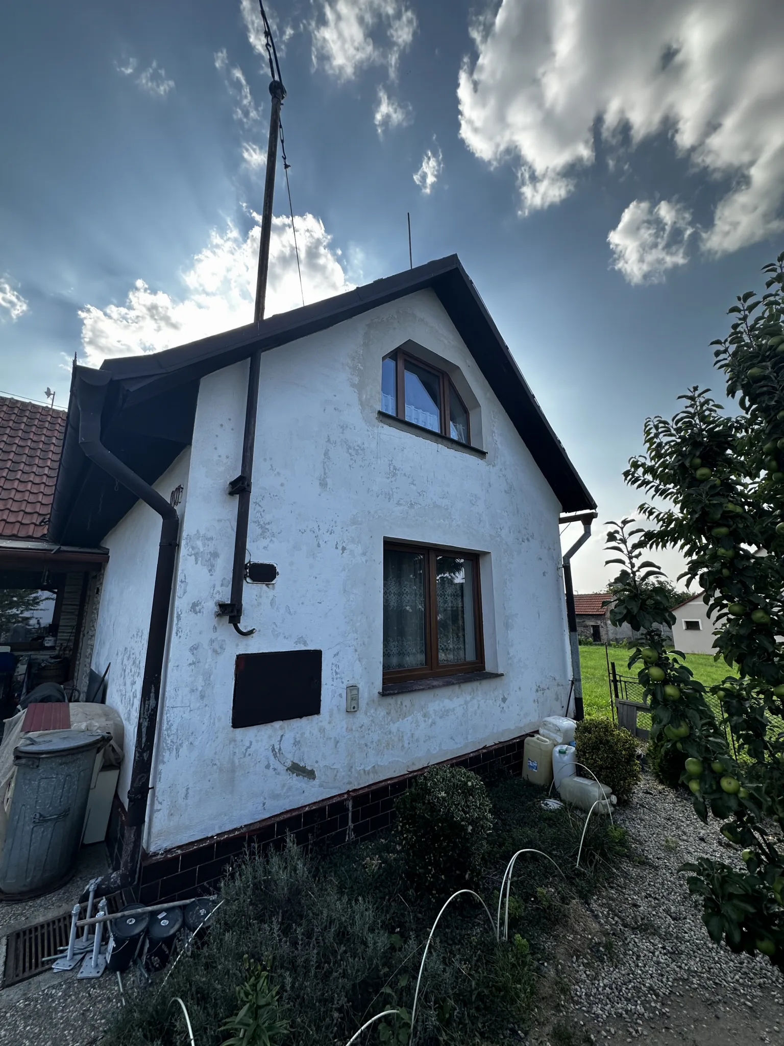 Rodinný dům II — štítová stěna před zateplením