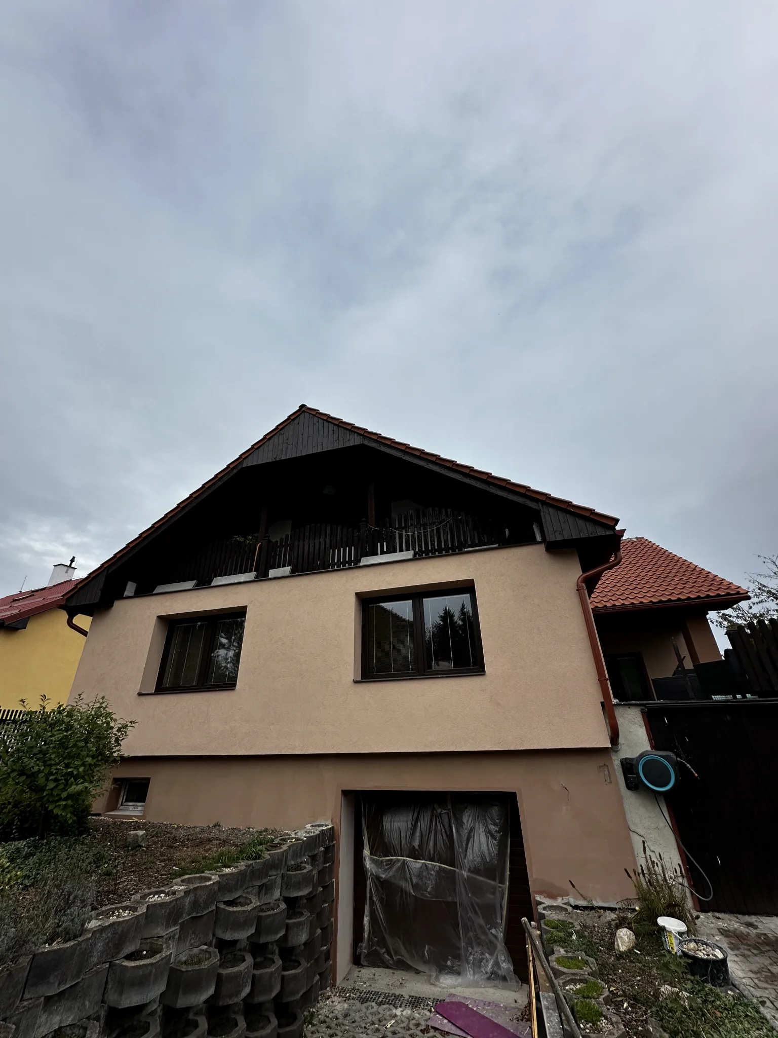Rodinný dům III — čelní pohled po zateplení