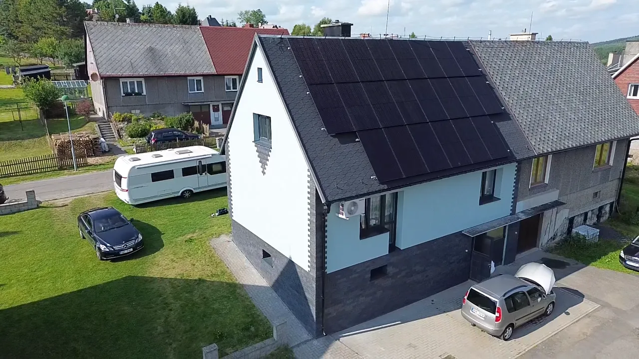 Kovářská — hotový dům s novou fasádou a fotovoltaikou