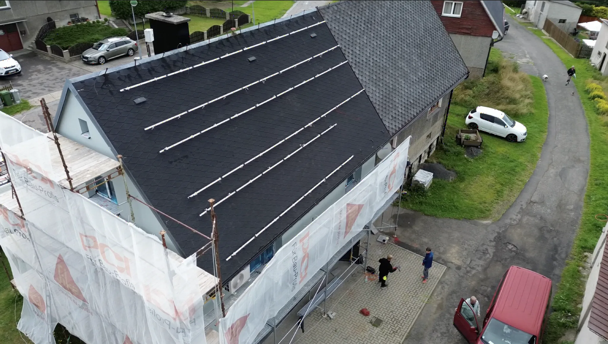 Kovářská — dům v průběhu prací, lešení a nosníky pro fotovoltaiku
